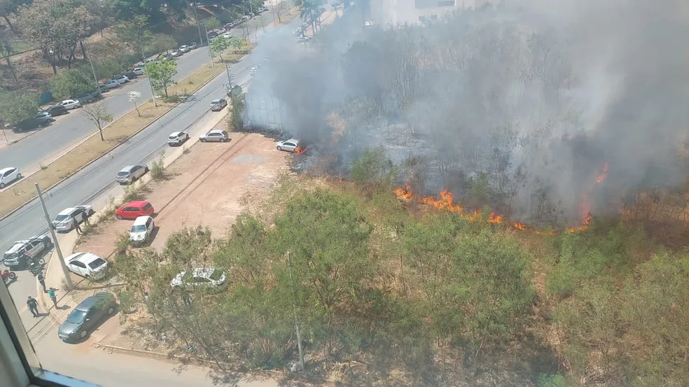 Incêndio em vegetação se espalha e atinge área com carros estacionados em Cuiabá