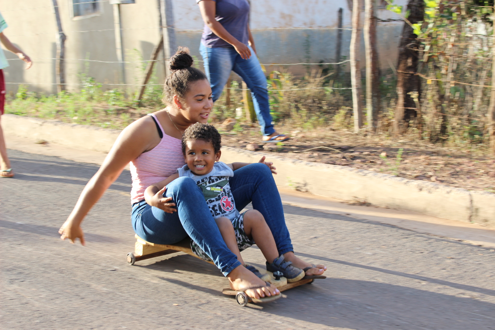 Menos telas e mais brincadeiras fortalece vínculos entre pais e filhos e gera aprendizado nas crianças