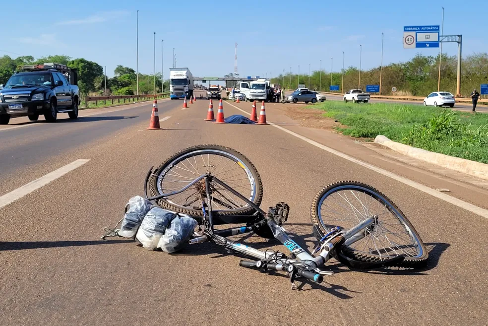 Rondonópolis | Ciclista de 75 anos que voltava do trabalho morre atropelado por caminhonete na BR-364