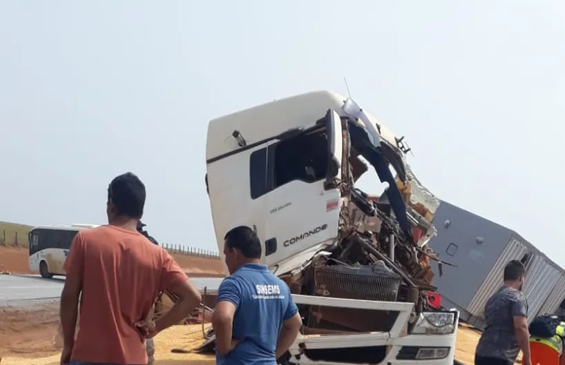 Motorista morre em acidente entre carretas na rodovia BR-163