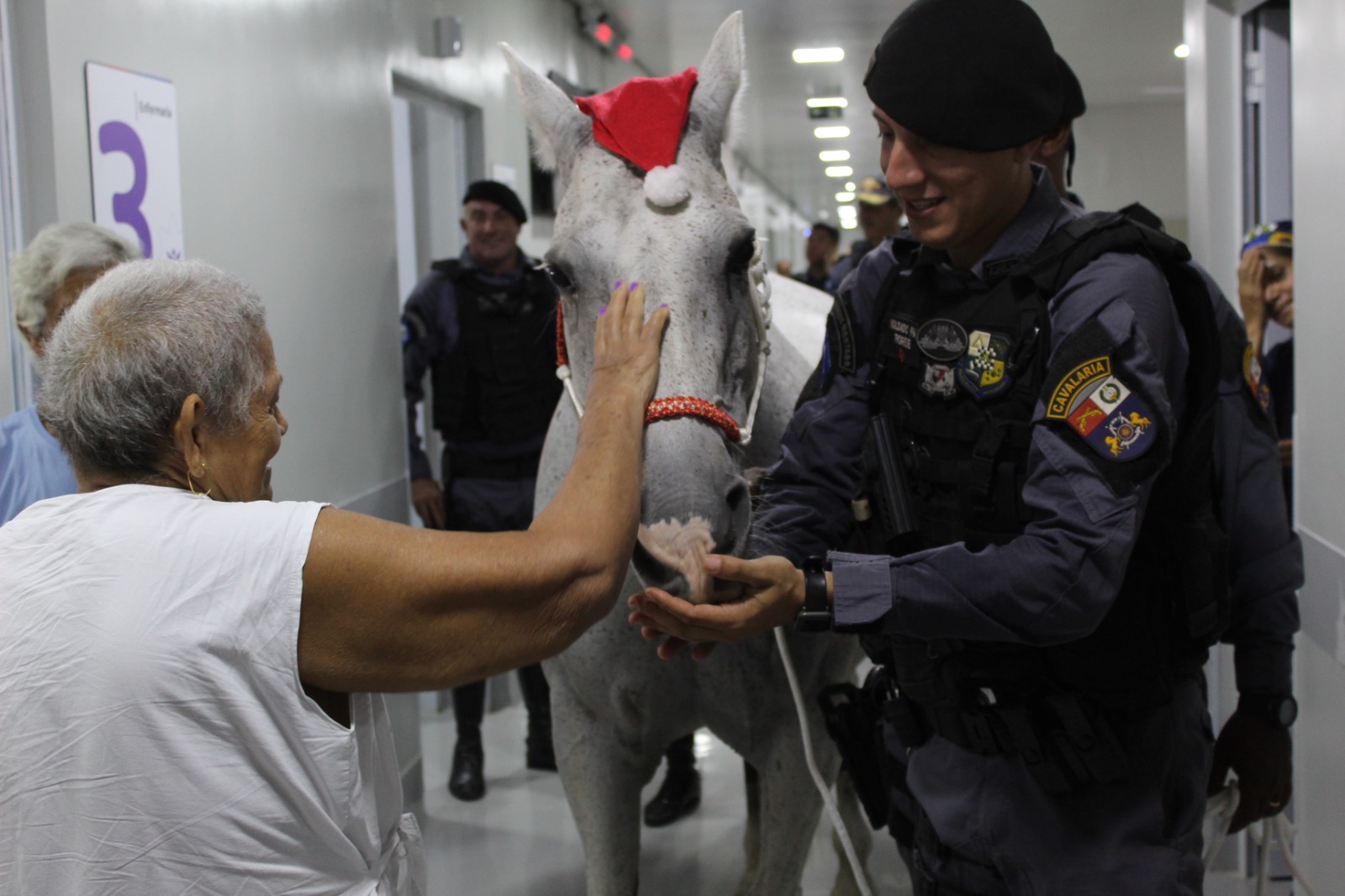 Cavalaria da PM leva alegria e descontração a pacientes do Hospital de Câncer de Cuiabá