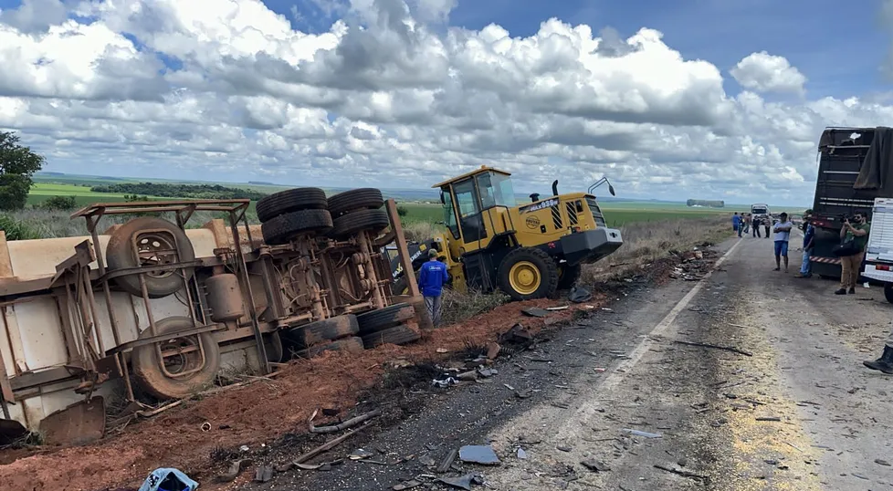 Motoristas morrem após caminhões baterem de frente na MT-140