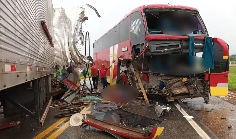Acidente entre carreta e ônibus deixa uma pessoa morta e duas feridas na BR-163