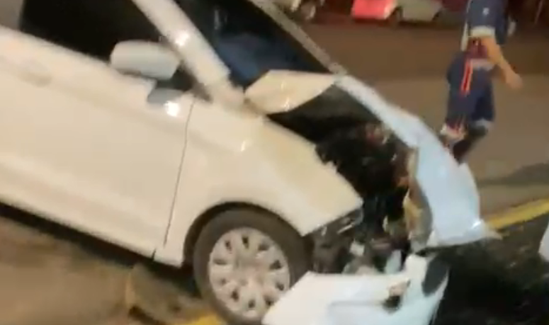 Rondonópolis | Carro fica destruído ao colidir em ambulância do Samu que trafegava com sirene ligada