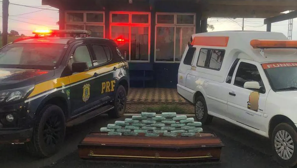 Motorista de carro funerário é preso por transportar 30 kg de cocaína na BR-364