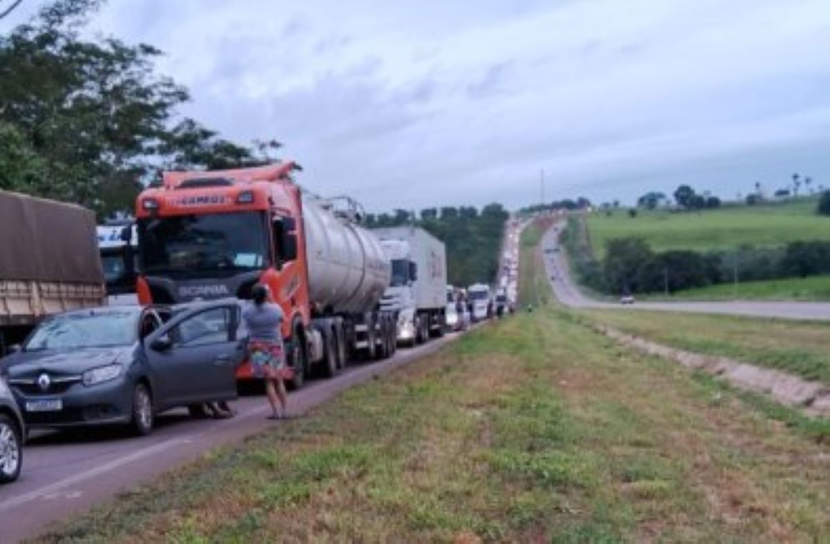 Três pessoas morrem e uma fica ferida em acidente com veículo de carga na BR-364