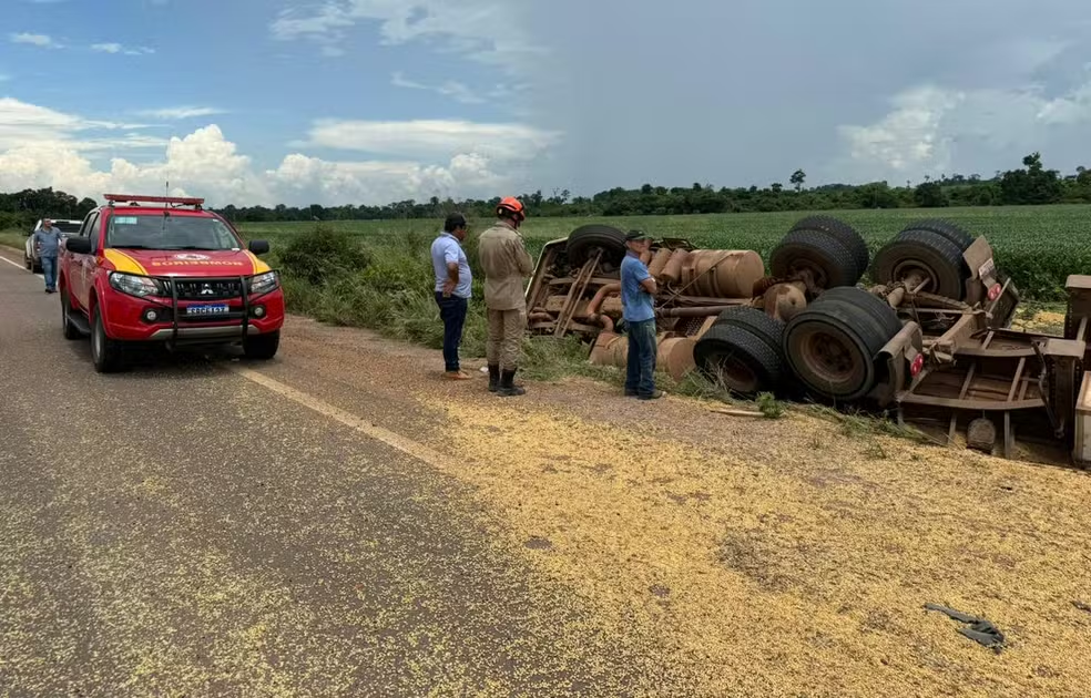 Caminhão tomba e mulher morre soterrada por carga de soja