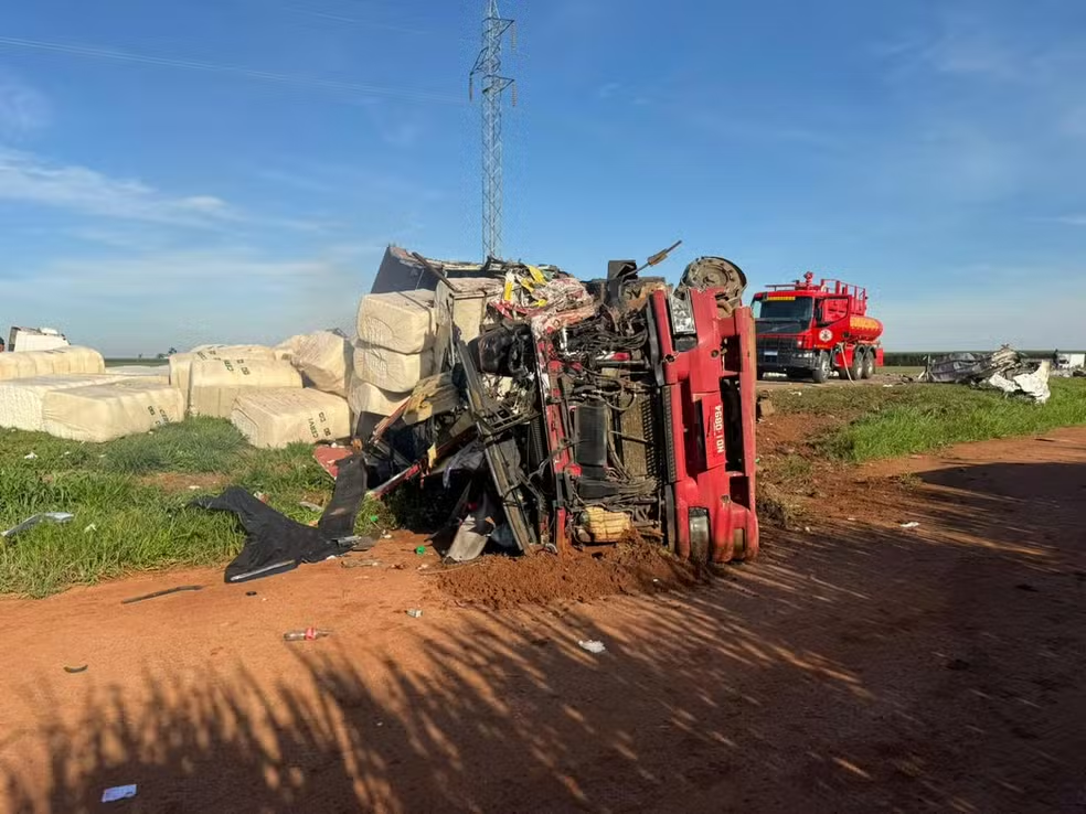 Motorista morre em acidente entre carreta e caminhão e BR-364