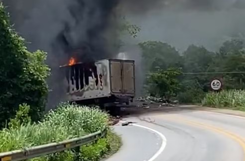 Caminhões pegam fogo após acidente e dois motoristas morrem na Serra do Mangaval na BR-070