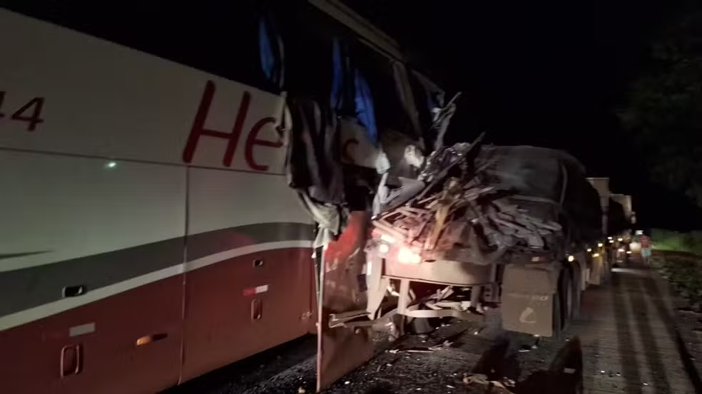 Jaciara | Acidente entre ônibus e caminhão deixa 18 feridos