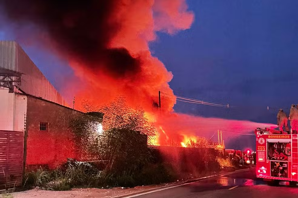 Incêndio atinge empresa de plástico em Várzea Grande