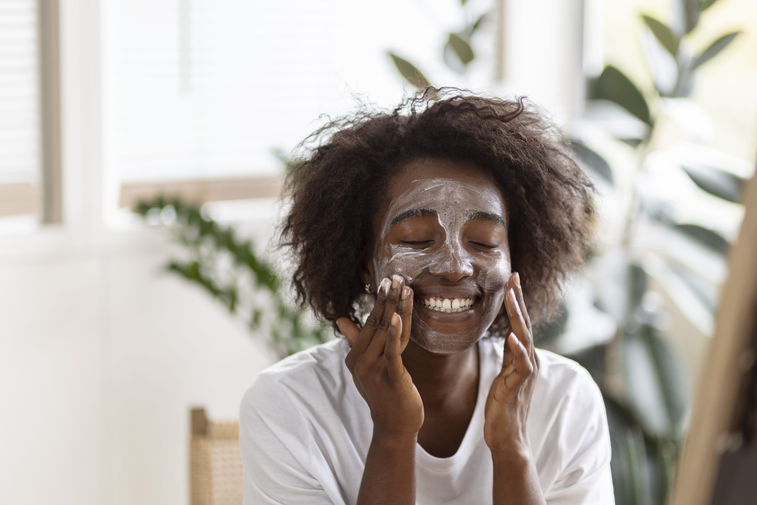Skincare: Rotina de cuidados com a pele negra para mantê-la bonita e saudável