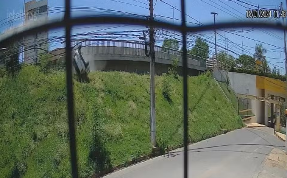 Policial penal morre após passar mal e carro despencar de avenida em Cuiabá