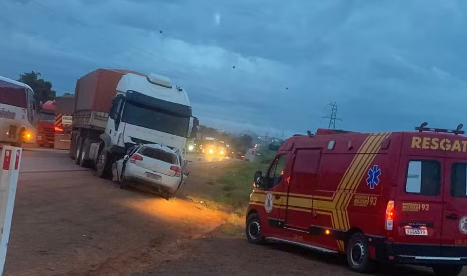 Dois jovens de 20 anos morrem após carro bater contra caminhão na BR-163