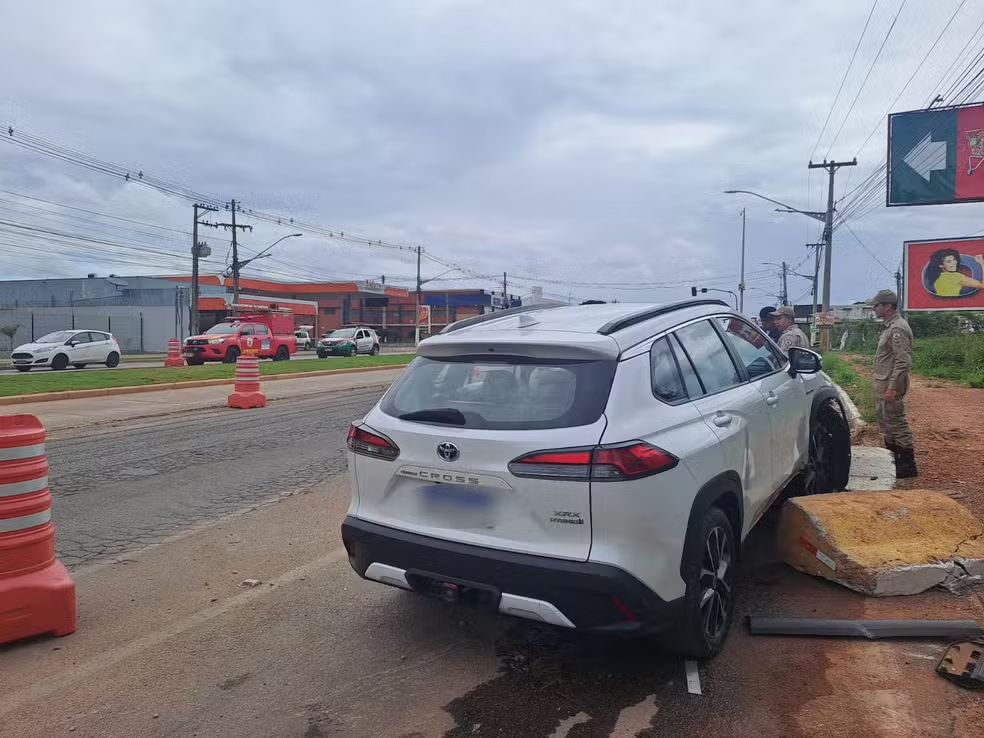 Motorista perde controle da direção e bate carro em blocos de concreto após sofrer convulsão