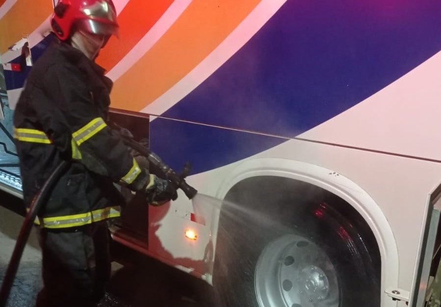 Corpo de Bombeiros de Campo Verde é acionado para conter incêndio em ônibus