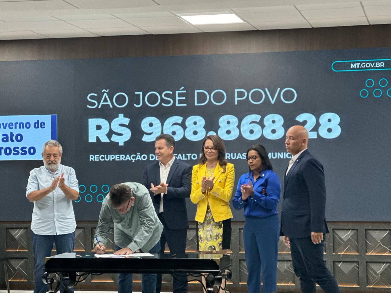 Prefeito de São José do Povo assina convênio para microrevestimento em ruas asfaltadas