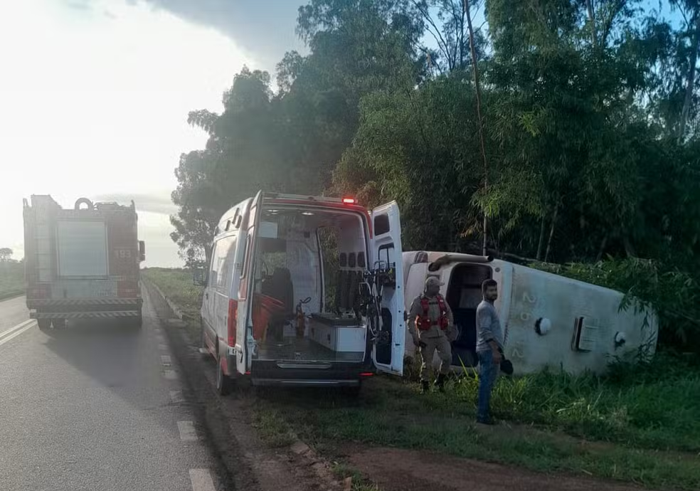 Primavera do Leste | Micro-ônibus escolar tomba na BR-070 e 8 crianças ficam feridas