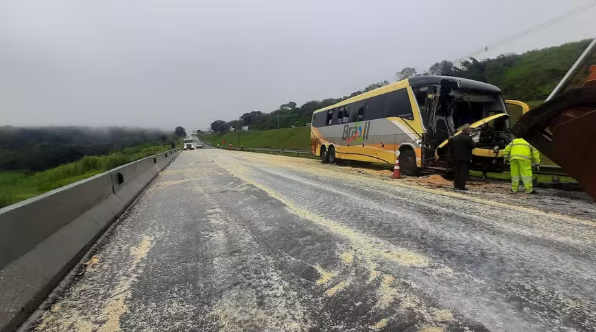 Acidente entre ônibus de Mato Grosso e carreta deixa 1 morto na SP-330