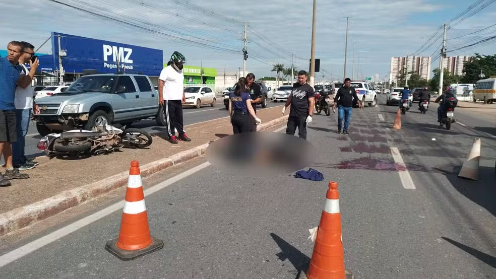 Cuiabá | Motociclista morre após cair do veículo e ser atropelado por carro