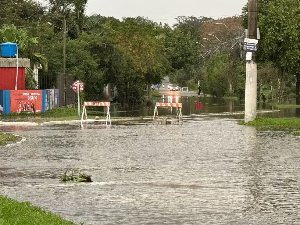 Temporais no RS: Climatempo alerta para ‘perigo extremo de tempestades’ no Sul do estado; pessoas são retiradas de casa