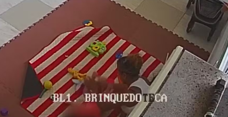 Babá presa por agressões contra bebê foi filmada puxando e chacoalhando criança em área de lazer