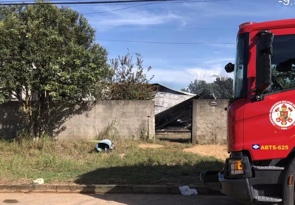 Celular explode enquanto carregava e causa incêndio em casa