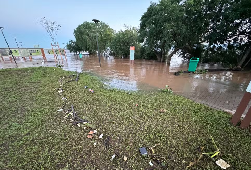 Nível do Guaíba baixa 8 cm em 24 horas; água parou de avançar em ruas de Porto Alegre