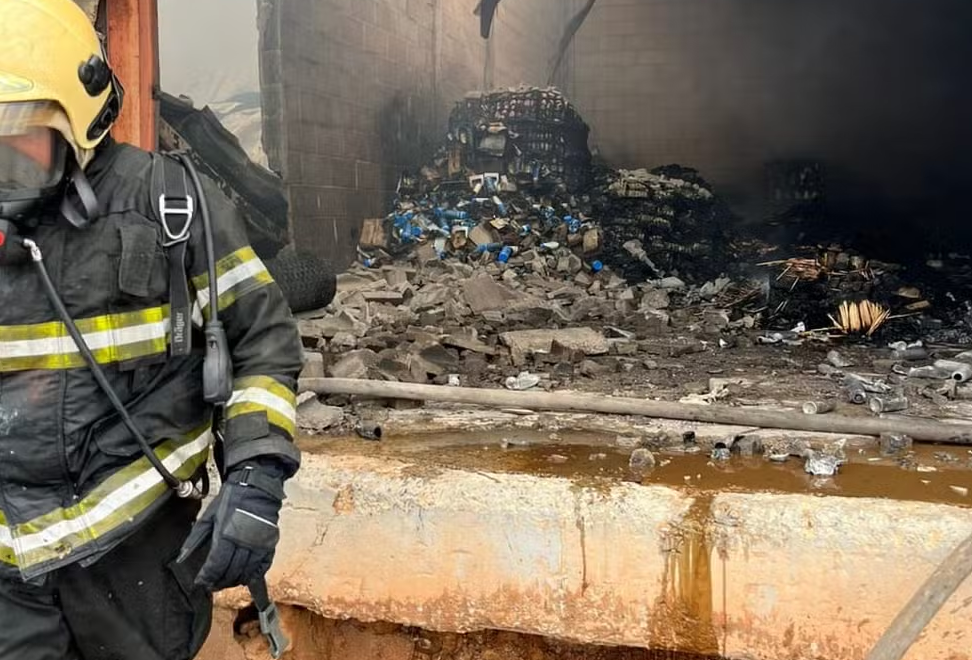 Incêndio atinge barracão de empresa de logística e mercadorias ficam completamente destruídas em Cuiabá