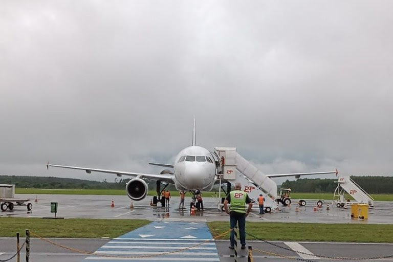 Voos comerciais começam a chegar ao RS após anúncio de malha aérea emergencial