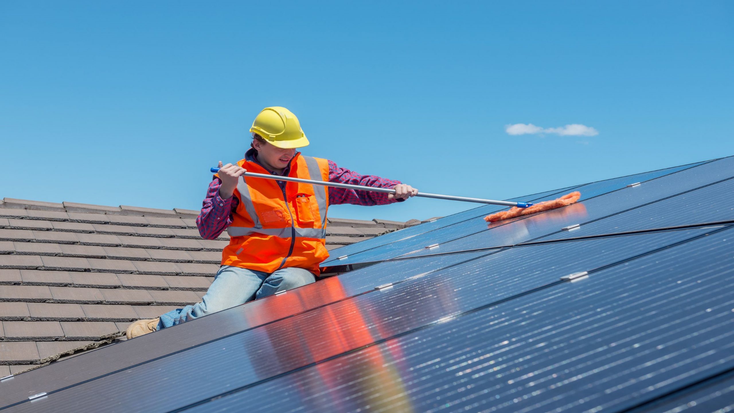 Você sabia que existe assistência para limpeza de placas solares?