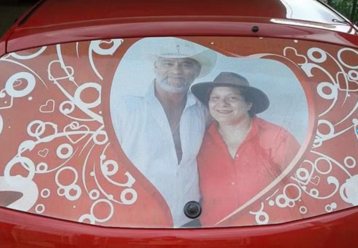 Motorista de aplicativo homenageia esposa com foto do casal em vidro de carro e gesto viraliza
