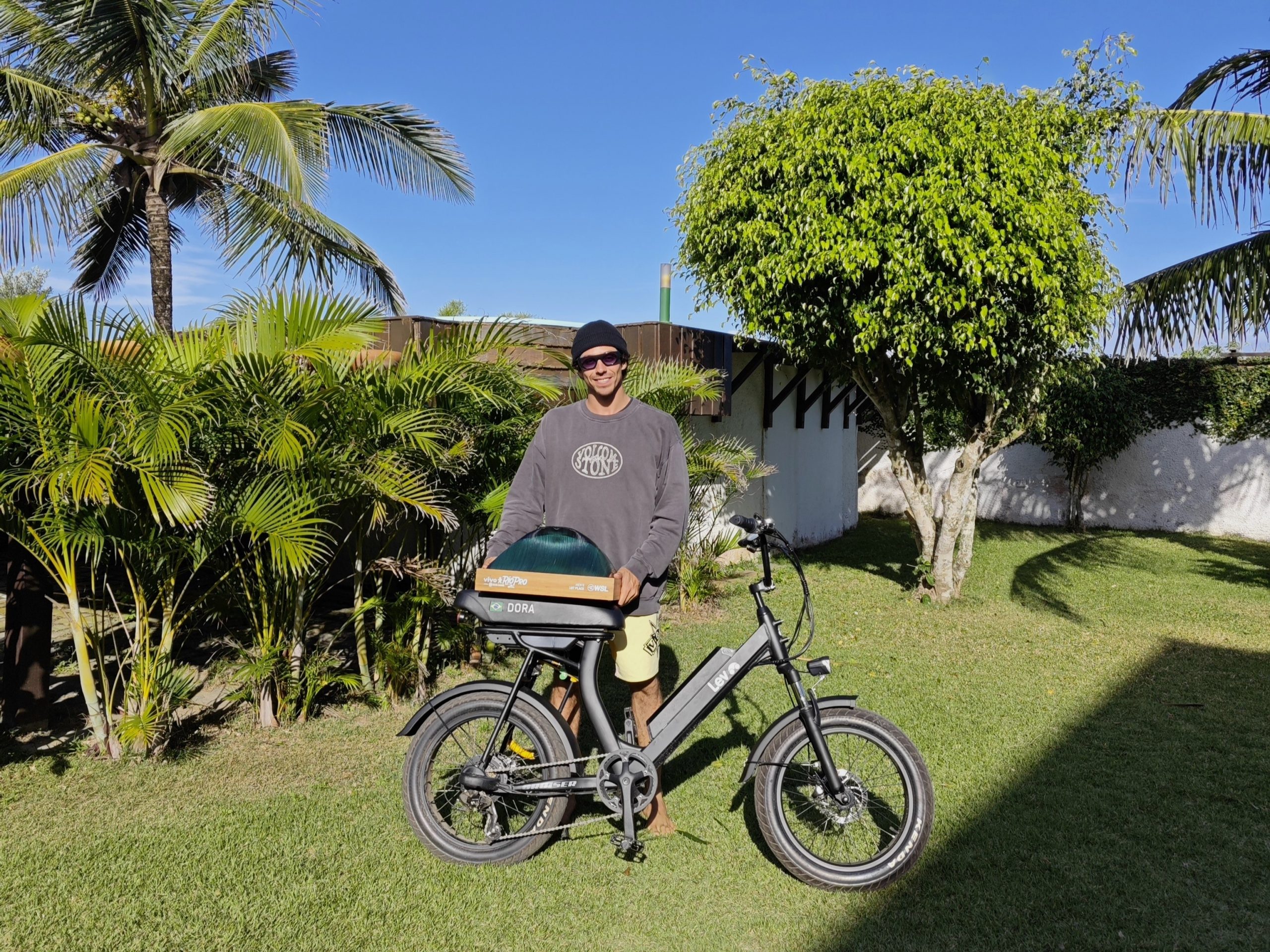 Etapa brasileira do mundial de surfe em Saquarema conta com mais de 50 bicicletas elétricas Lev para deslocamentos e logística na competição