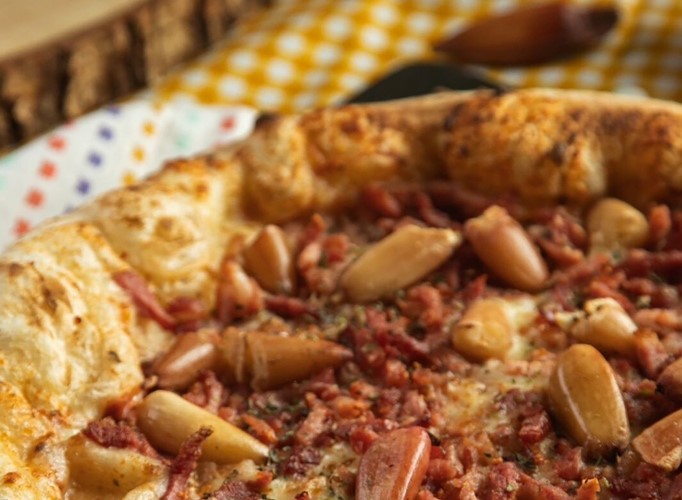 Dia da Pizza: receita com cobertura de pinhão e carne seca para comemorar