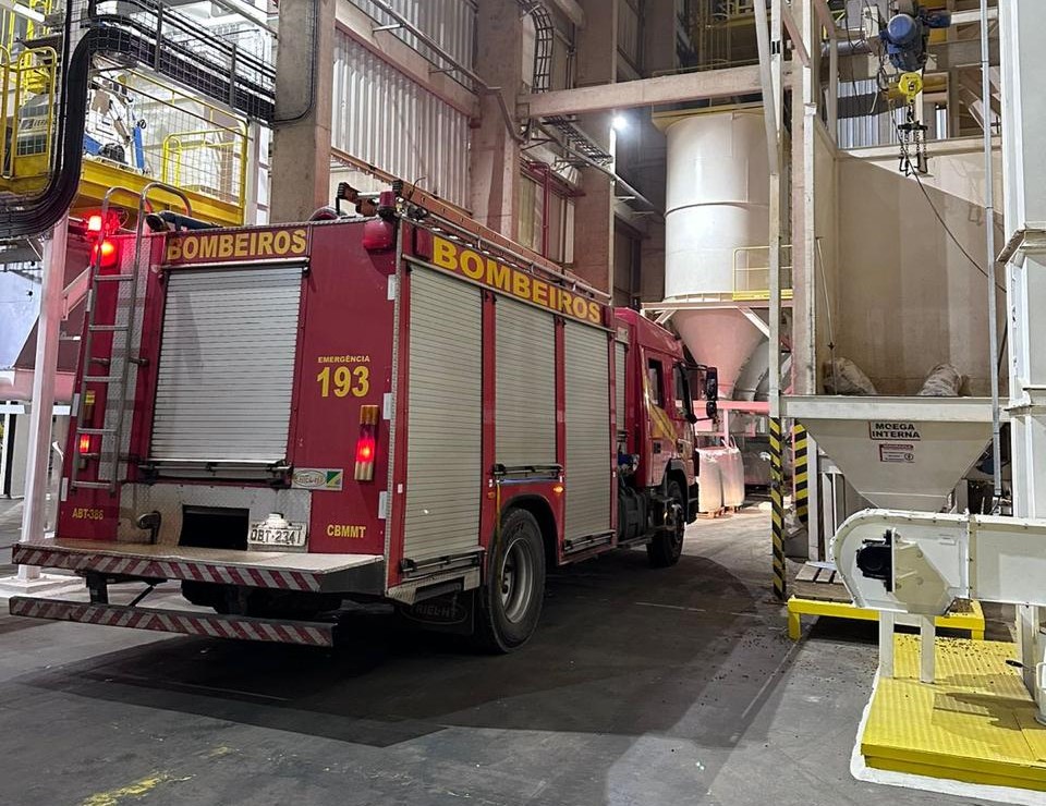 Corpo de Bombeiros controla princípio de incêndio em fábrica de grãos 