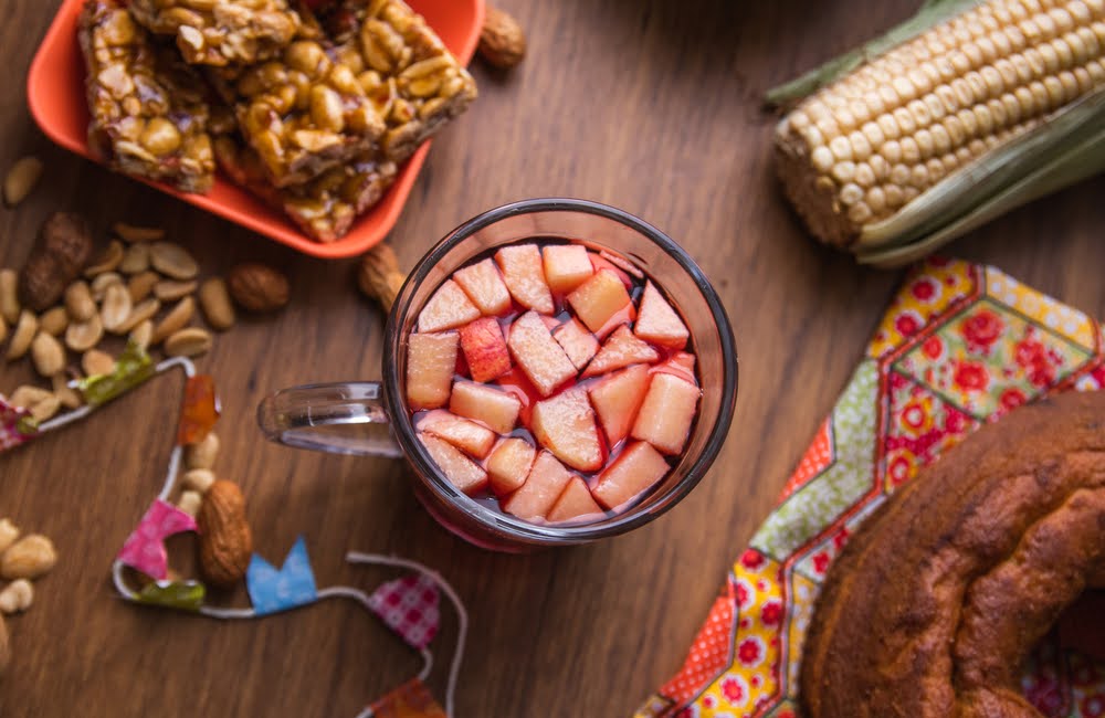 Três receitas de quentão preparadas com vinho para aquecer a festa julina