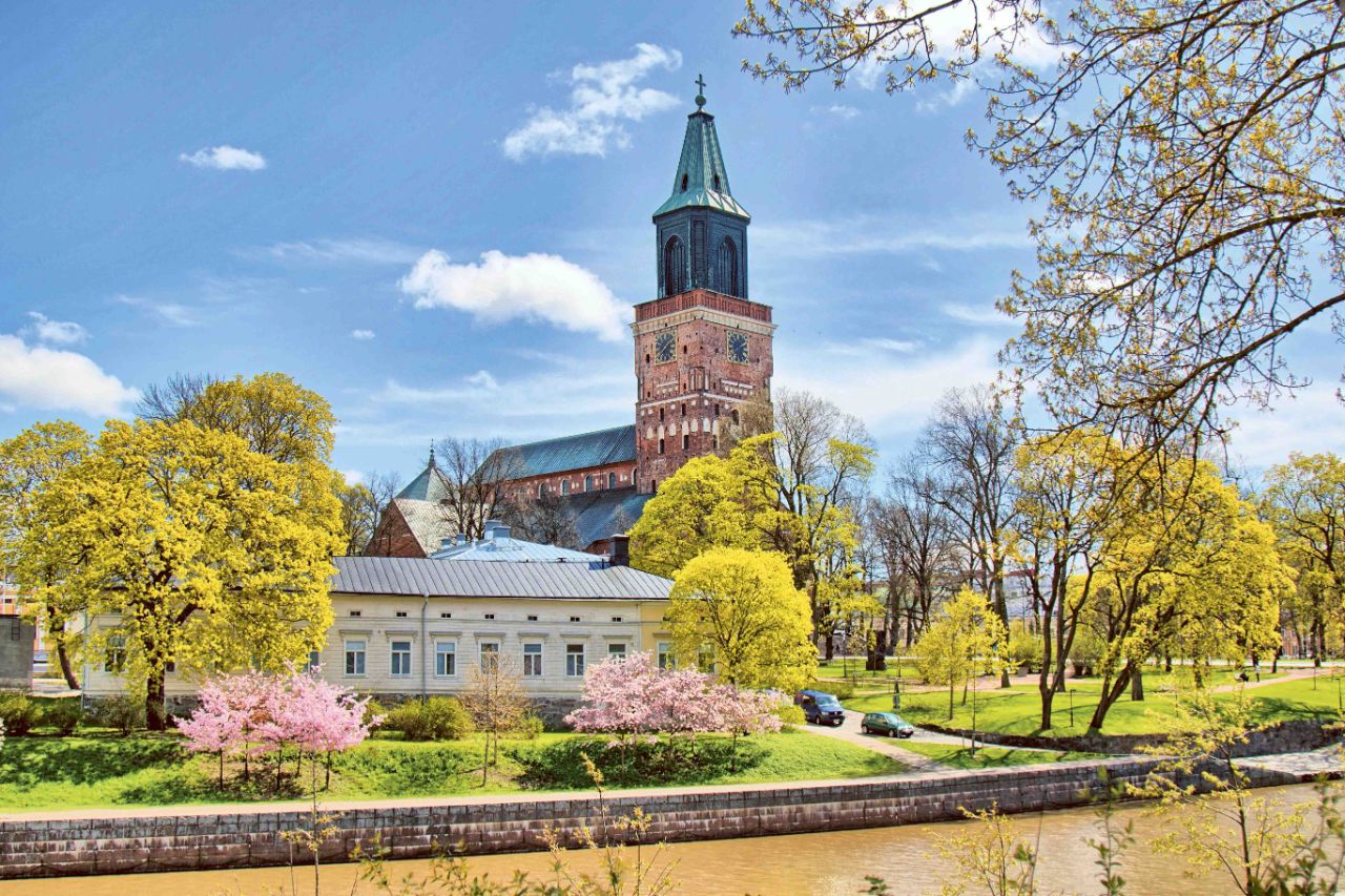 Verão finlandês conta com diversas atrações e atrai turistas do mundo todo 