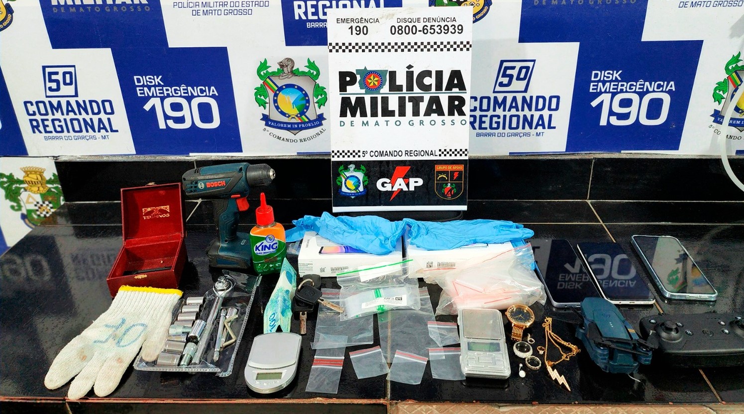 Polícia Militar prende dupla suspeita por tráfico, associação criminosa e roubo de joias