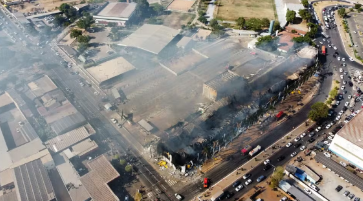 Comerciantes devem recomeçar lojas no estacionamento de shopping destruído por incêndio em Cuiabá