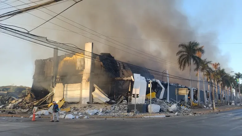 Shopping é destruído por incêndio em Cuiabá