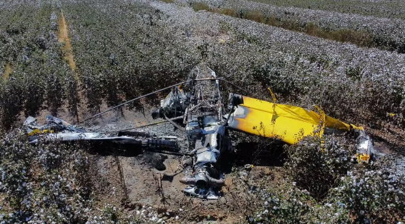 Piloto sai ileso após avião cair e ser destruído por incêndio