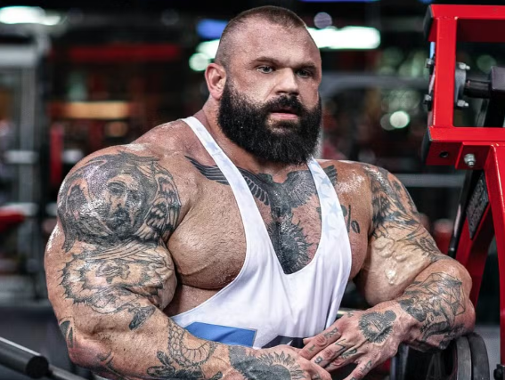 Bodybuilder que comia 16.500 calorias diárias morre aos 36 anos após parada cardíaca