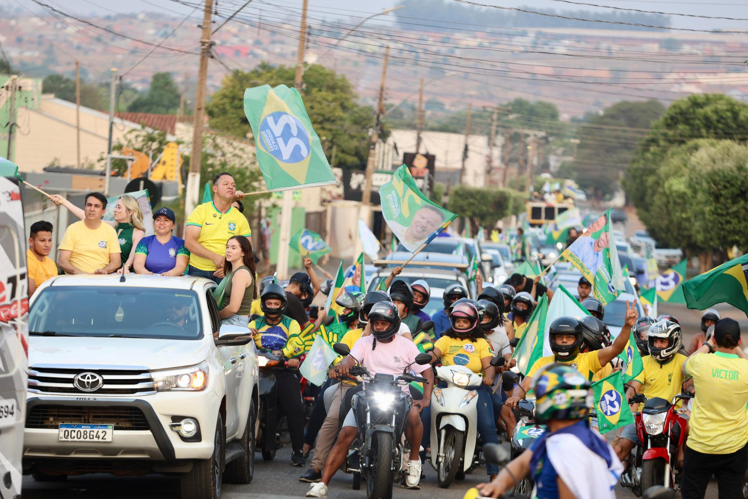 Cláudio Ferreira reúne multidão em mega carreata em Rondonópolis