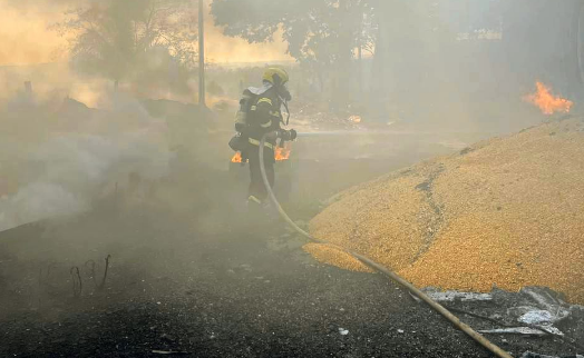 Bombeiros combatem incêndio em caminhão carregado de milho na BR-364