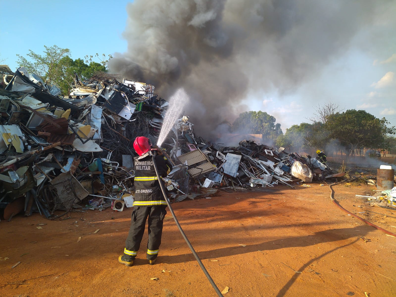 Rondonópolis | Corpo de Bombeiros combate incêndio em empresa de reciclagem