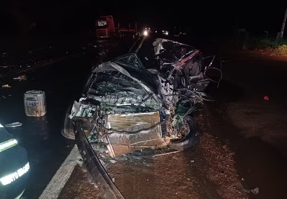 Rondonópolis | Motorista morre após tentar desviar de moto e ter carro atingido por dois caminhões na BR-364