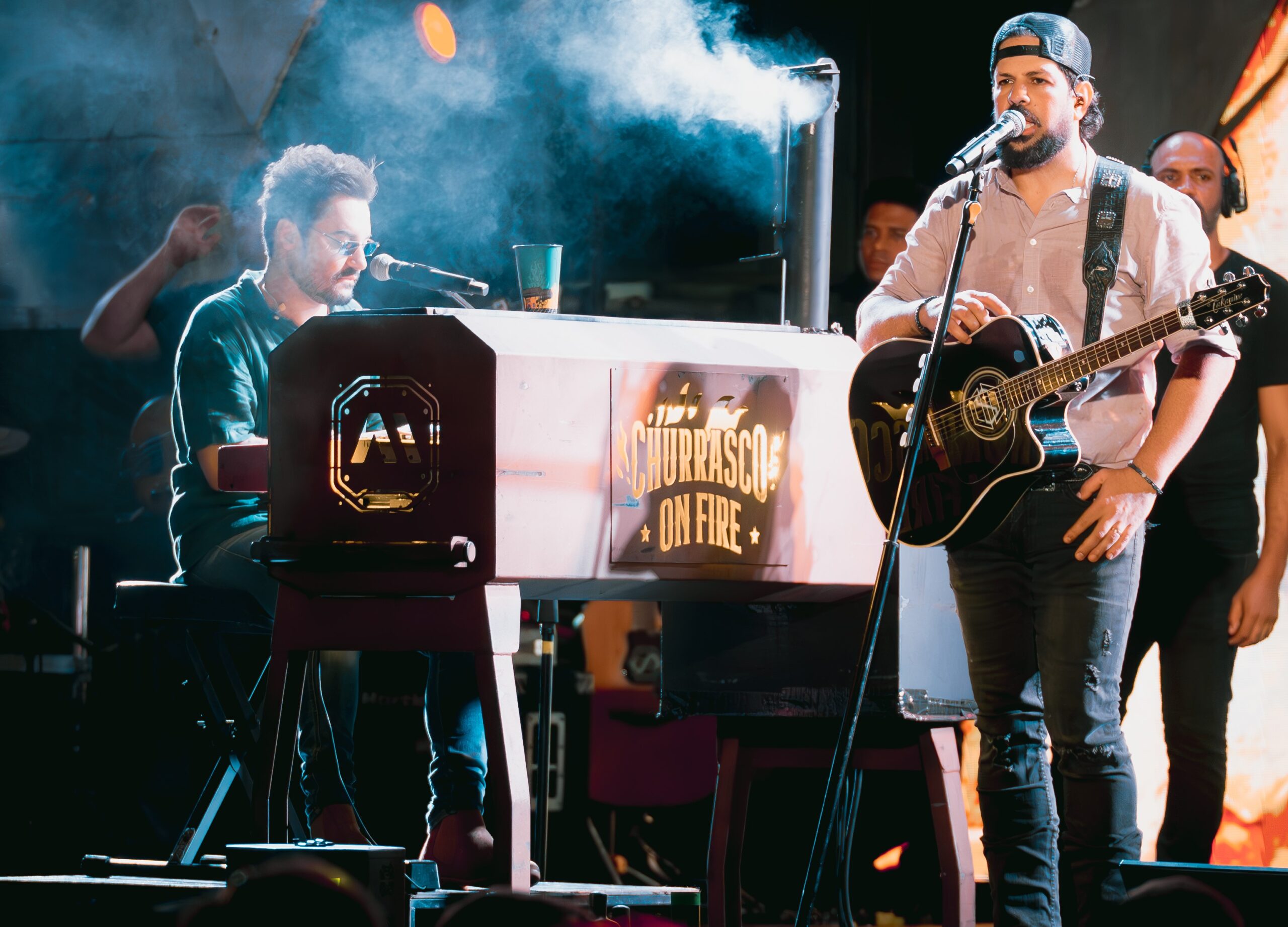 Fernando e Sorocaba sobem ao palco do Churrasco On Fire em Nova Mutum dirigindo a maior picape do mundo