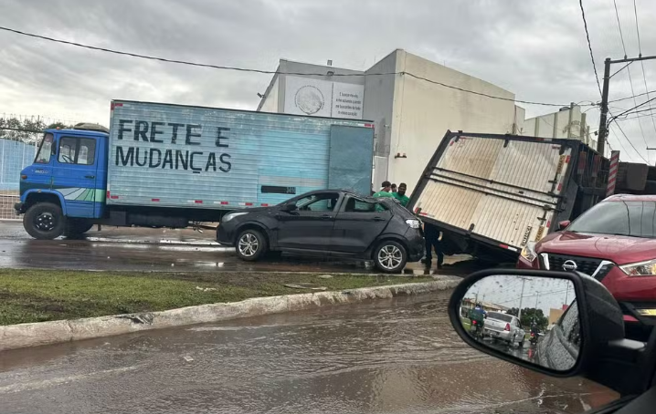 Caminhão tomba em cima de carro e deixa trânsito congestionado em Várzea Grande