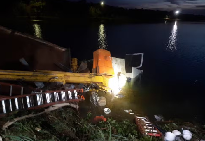 Homem morre e 4 ficam feridos após caminhão capotar e parar em lago às margens da BR-364 em Sapezal