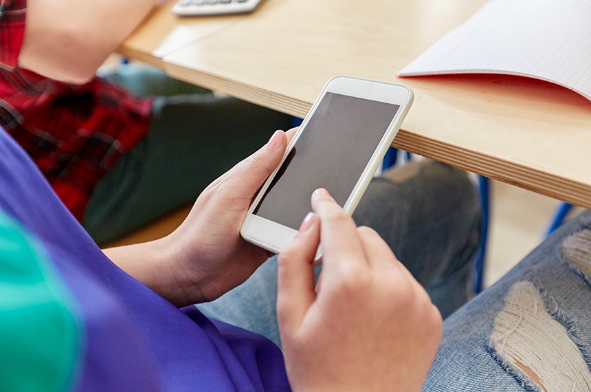 Senado aprova restrição do uso de celulares por estudantes em escolas